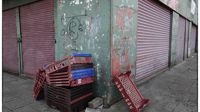 Sammelcontainer in einem städtischen Altstoffsammelzentrum