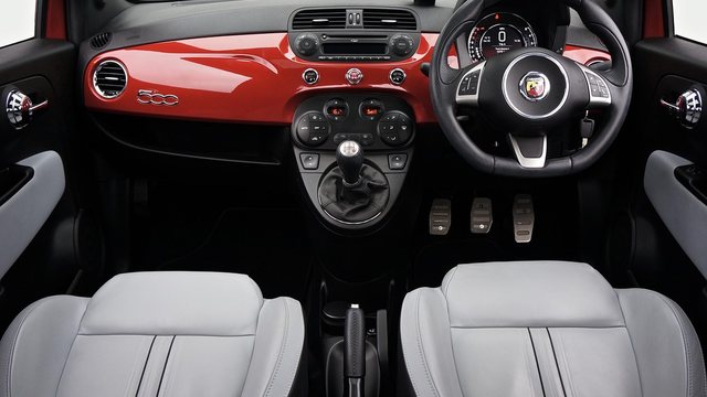 Autoinnenraum mit Stoffsitzen