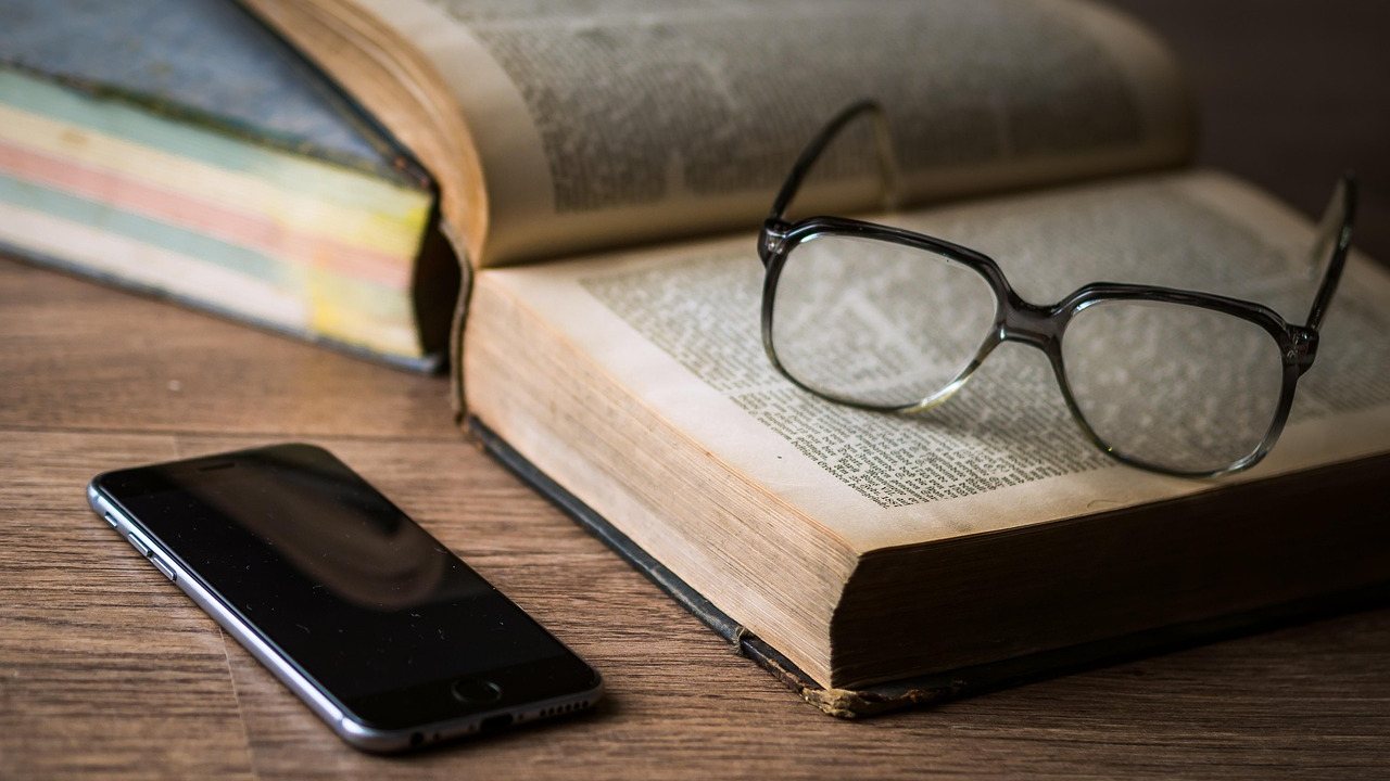 Formular wird am Smartphone ausgefüllt