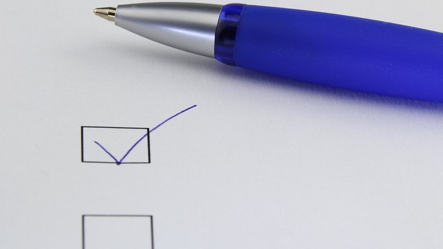 Ausgedruckte Checkliste mit Kugelschreiber
