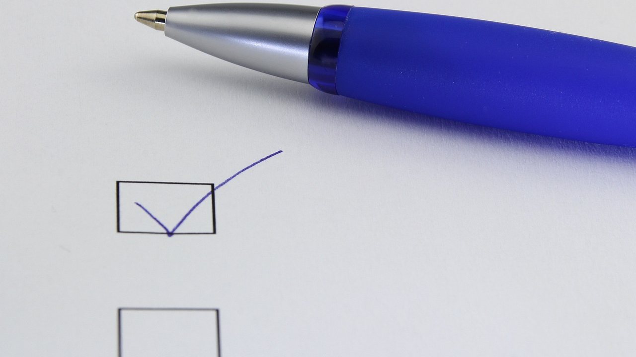 Ausgedruckte Checkliste mit Kugelschreiber