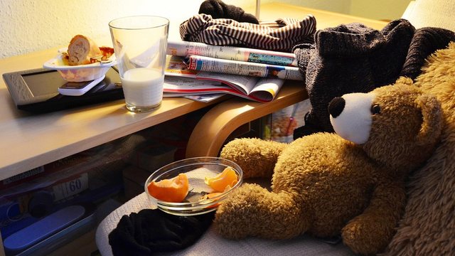Zimmer voller gestapelter Kartons und Gegenstände