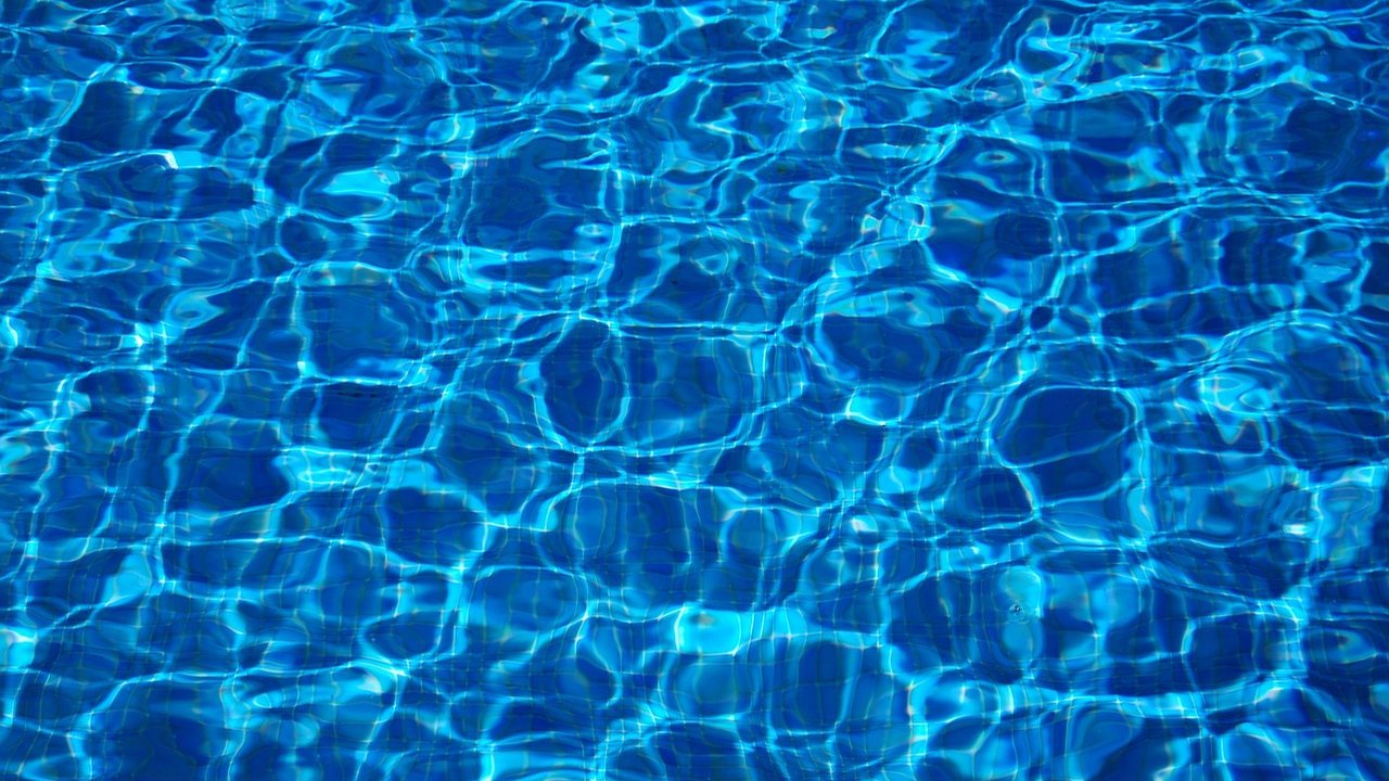Klares blaues Poolwasser