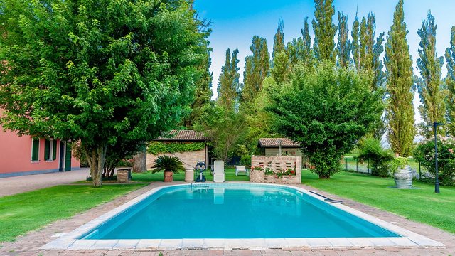 Pool mit grünlichem, trübem Wasser