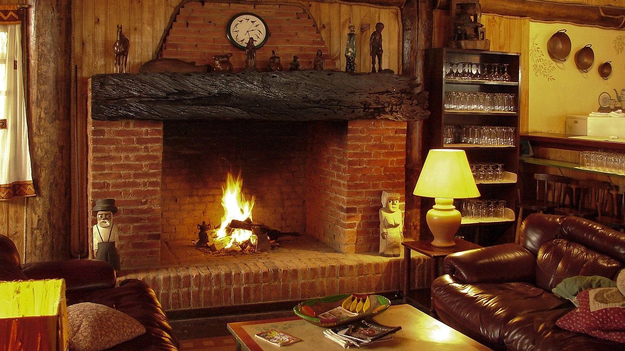 Brennender Holzofen im Wohnzimmer